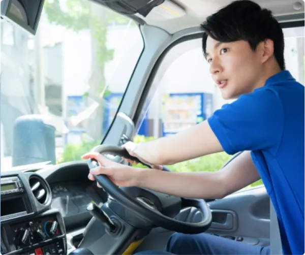 車で移動するスタッフ